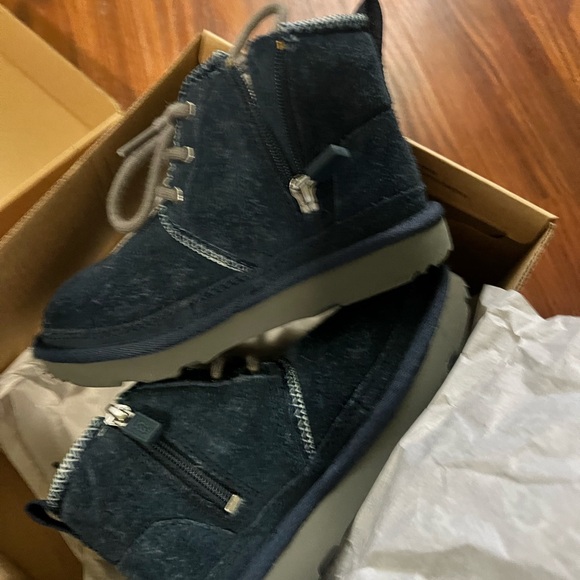 Toddler winter Ugg boots. - Picture 5 of 10